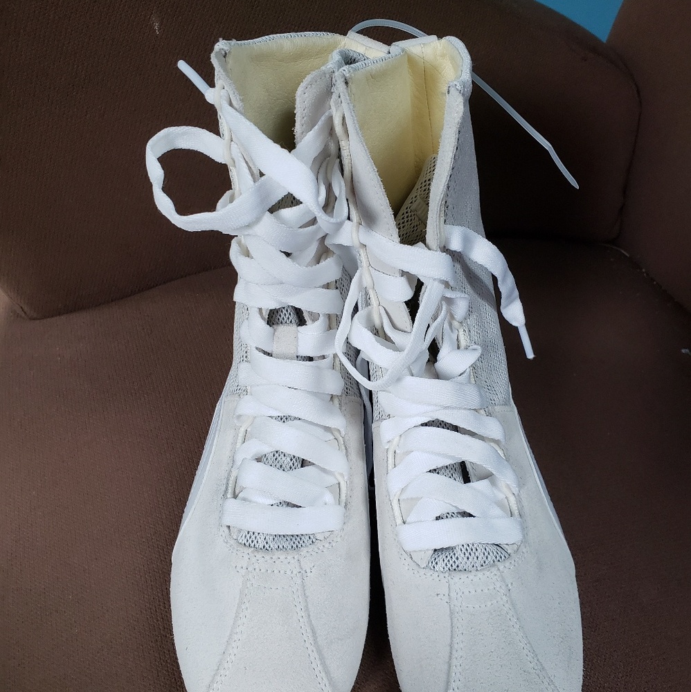 High Top New Puma tennis shoes